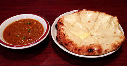 日替わりカレーとチーズナン（ランチ）
